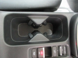 運転席からも助手席からも使いやすい位置にドリンクホルダーを配置しています。