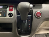 CVT車のセレクトレバーです。低速から高速まで、変速ショックのないスムーズな走りを実現するとともに、エンジン効率のよい領域を維持することで燃費にも貢献します。