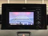 バックでの車庫入れも安心です!リアカメラが付いているバックモニター付のディスプレイオーディオを装備しております。操作線もついており距離感も画面から確認できます。