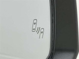隣車線を走る車両をレーダーで検知し、ドアミラーでは確認しにくい後側方エリアに存在する車両に加え、急接近してくる車両も検知します。車両を検知するとドアミラーに搭載されたLEDインジケーターが点灯します。