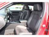 運転席8Way/助手席4Wayパワーシート シートの位置や角度を電動で細かく調節できます。