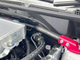 【STIタワーバー】お車の剛性を高めるタワーバーを装備。よりスムーズなコーナリング走行が可能となり、走りも楽しめます。