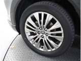 かっこいいホイールですね。 車のイメージを大きく左右するホイール部分はコダワリを持ちたいですね。