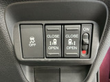 車がカーブの外側へ膨らんだり内側へ巻き込んだりする挙動を防止する横滑り防止装置、狭い所でも乗り降り楽々な両側電動スライドドアです!簡単にドアの開閉が出来る為、荷物で手が塞がった時なども大変便利です!