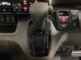 CVT車のセレクトレバーです。低速から高速まで、変速ショックのないスムーズな走りと、エンジン効率のよい領域を維持して燃費にも貢献します。サイドブレーキはスイッチ操作の電子制御パーキングブレーキです。