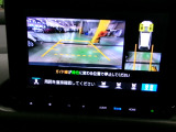 バックカメラの画像です。ガイドラインがスムースな車庫入れをサポートいたします。車庫入れの安心感がアップしますね。