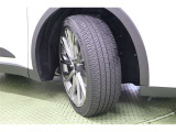 タイヤサイズ 225/45R21。