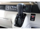 インパネシフトだから視線の移動も少なく足元もスッキリ♪運転席もゆったりしているのでゆとりを持ってドライブできますね!