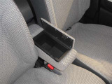 運転席と助手席の間のひじ掛けの中に小物を入れるスペースがあります!