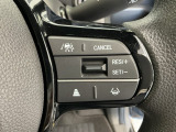 アクセルから足を離しても設定したスピードを保ち走行し、高速道路での疲労軽減に役立つクルーズコントロール付きです!