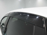 クルマと一体感がある.デザインのプラスチックバイザー 雨の日でも車内の換気ができます。