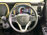 インテリアに合わせたデザインのステアリングは、運転される方のことも考え、運転しやすい形状、大きさです。是非一度、実際に触ってお確かめください。