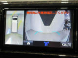 パノラミックビューモニター付きです。車両を上から見たような映像をディスプレイオーディオ画面に表示。運転席からの目視だけでは見にくい、車両周辺の状況をリアルタイムでしっかり確認できます。