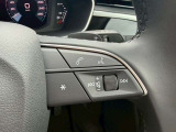 ステアリング右のスイッチは、各種メディア(ラジオ、テレビ)などのメディア切り替えと音量コントロールがブラインドタッチで行えるようまとめられています。