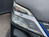 LEDライトは白色光で遠くまで明るく照らし、夜間の安全運転をサポートします