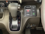 CVT車のセレクトレバーです。低速から高速まで、変速ショックのないスムーズな走りと、エンジン効率のよい領域を維持して燃費にも貢献します。サイドブレーキはスイッチ操作の電子制御パーキングブレーキです。