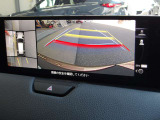 360度ビューカメラを搭載。4方の小型カメラの映像を処理し、車両真上からの映像に変換しています。