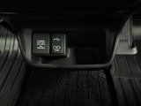 便利な充電用USBジャック、12V電源ソケットを設置しております。周辺機器の充電にご利用頂けます。