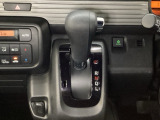 CVT車のセレクトレバーです。低速から高速まで、変速ショックのないスムーズな走りを実現するとともに、エンジン効率のよい領域を維持することで燃費にも貢献します。
