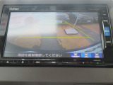 【リアカメラ】リバースに入れるだけで後方の映像が映ります。安全確認や、狭い駐車場での車庫入れ、雨の日や夜間など視界の悪い時に便利です。安全にバックする為には欠かせない装備です。