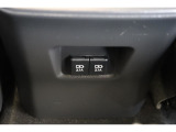 後部席へ乗車して携帯電話などを充電する時に前から配線を伸ばすとごちゃごちゃして邪魔になりがちですよね。そんな煩わしさを解消する後席側USBポート☆