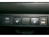 充電用USB端子(Type-C)と通信用USB端子付き。充電もできますがオーディオと有線で繋いで音楽を楽しんだり、Car Playをお楽しみいただけます。