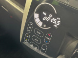 【オートエアコン】一度お好みの温度に設定すれば、車内の温度を検知し風量や温度を自動で調整。暑い&hellip;寒い&hellip;と何度もスイッチ操作をする必要はありません。快適な車内空間には必須の機能ですね♪
