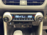 デュアルオートエアコン付きです。運転席・助手席でそれぞれ吹き出す風の温度や風量など自動調整してくれます。