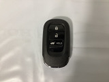 スマートキーを装備しています。鍵を差し込むことなくドアロックの開け閉めと、スタートボタン操作でのエンジンスタートができます。ボタン操作でトランクが開けられる電動テールゲートのボタンもついています。