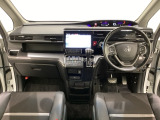 車内は光触媒抗菌消臭施工済です。スタイリッシュなデザインでスポーティなインパネ周りを演出します。グローブボックスやカップホルダーのほかにトレーなどたくさんの収納スペースが付いています。