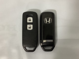 スマートキーを装備しています。鍵を差し込むことなくドアロックの開け閉めと、スタートボタン操作でのエンジンスタートができます。スペアキーも同じものを用意しております。