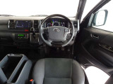 ウッド調と革巻きステアリングで快適な操作性の運転席です。