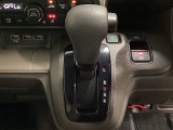 CVT車のセレクトレバーです。低速から高速まで、変速ショックのないスムーズな走りと、エンジン効率のよい領域を維持して燃費にも貢献します。サイドブレーキはスイッチ操作の電子制御パーキングブレーキです。