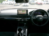 大きなフロントガラスで広々とした視界の運転席まわりです。
