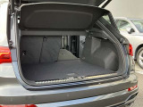 開口部が低く設定されているので、荷物の積み下ろしがスムーズに行えます。更に分割可倒式リアシートの採用でシートのバックレストを倒すと、大きく長い荷物も積み込めます。