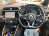 使いやすく安全な操作性と良好な視界を実現した運転席!