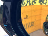 【ブラインドスポットモニター】走行中、ドアミラーの死角になりやすい箇所に後続車が接近するとサイドミラーのレンズに警告を表示!ドライバーに注意喚起をしてくれます。