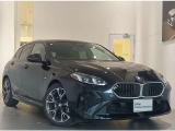 【BMWの伝統-1】BMWの特徴的な&ldquo;キドニーグリル&rdquo;は、80年以上続く伝統の形でございます。変わらないこだわりのデザインが、プレミアムブランド&ldquo;BMW&rdquo;を創り出します。