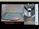 パノラミックビューモニター付きです。車両を上から見たような映像をモニター画面に表示。運転席からの目視では見にくい、車両周辺の状況をリアルタイムでしっかり確認できます。