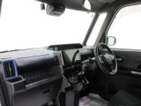 ダイハツのお店では、ダイハツ車を知り尽くしたプロフェッショナルが、専用の診断機器を使って各システムを点検しております。