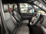 運転席の画像です。足元やシートまわりに余裕があり、リラックスした姿勢で運転が可能です。視界も良好で操作系へのアクセスもしやすく、快適で安心感のあるドライブをサポートします。