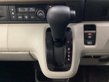 操作しやすいインパネシフトに加え、電子パーキングブレーキを採用。足元まわりがすっきりしており、前席の移動や乗り降りもしやすいレイアウトです。