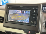 リバースギアに入れるだけで後方の表示へ切り替わります。夜間や雨の日の駐車も楽になりますよ。