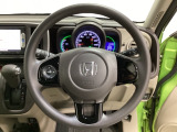 ステアリングスイッチがついていますので、オーディオのチャンネル変更、ボリューム、ジャンル変更が操作可能です。ハンドルから手を離さず安全に操作できます。