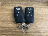 【スマートキー】 スマートキーを携帯していれば、ドアハンドルのボタンを押してロックの解除ができ、パワースライドドア(左側)もワンタッチで開閉できます。