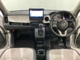 車内は光触媒抗菌消臭施工済です。インパネ周りはスタイリッシュなデザインで機能や装備も充実しています。グローブボックスやカップホルダーのほかにトレーなどたくさんの収納スペースが付いています。