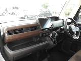 ★助手席周辺★ダッシュボードに収納量豊富なBOXがあり、いつもすっきりとした車内!ほしい場所にちょうど良い収納を備えています。大きなフロントガラスによって見晴らしも良く快適な座り心地となっております!
