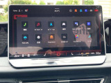 タッチ&スワイプ式のディスプレイ。各種アイコン等も大き目で見やすく、スマートフォン感覚で直感的な操作が可能です。手をかざして操作するジェスチャーコントロール機能も搭載。