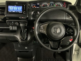 【ハンドル】運転にかかわる様々な操作を安全に行えるように視点移動が少なく操作性に配慮されたスイッチ類が凝縮されたコックピットです。