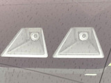 【プリクラッシュセーフティ】前方の車両等を検知し、衝突しそうな時は警報で注意を促し、ブレーキを踏む力をサポート。ブレーキを踏めなかった場合は衝突被害軽減ブレーキが作動、衝突回避をサポートします。